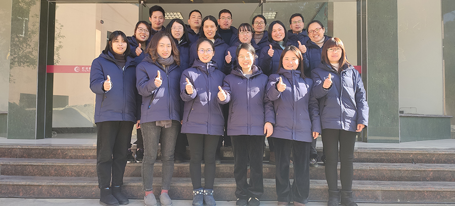 虹潤公司統一發放冬季羽絨工作服